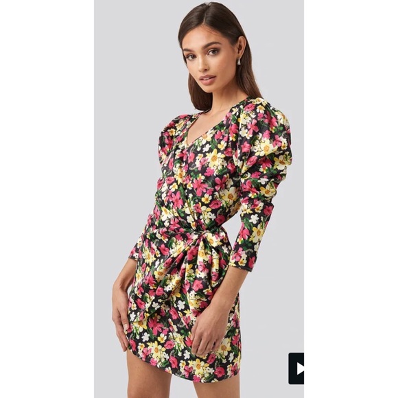 Na-kd Dresses & Skirts - 2x 👯‍♀️Host Pick⚡️Na-kd Sweetheart Neck Wrap Dress